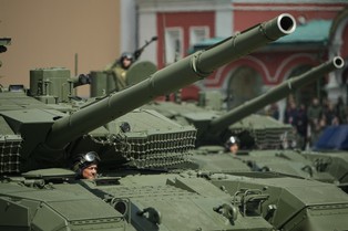 Rosjanie szykują się do krwawej szarży. 100 tys. żołnierzy i wagony pełne czołgów