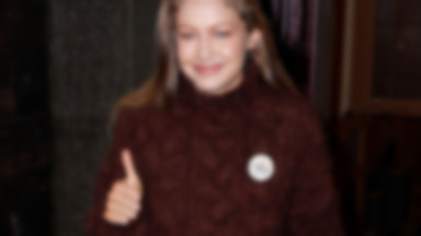 Gigi Hadid w modnym swetrze z plecionką. Można go kupić w Polsce!