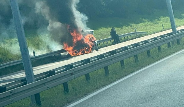 Izgoreo automobil na autoputu