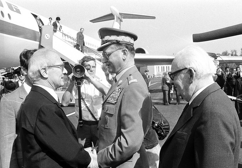 Sztuczne uśmiechy i wymuszone gesty. Erich Honecker i Wojciech Jaruzelski witają się oficjalnie na warszawskim Okęciu, 1983 r. W Polsce trwa stan wojenny.