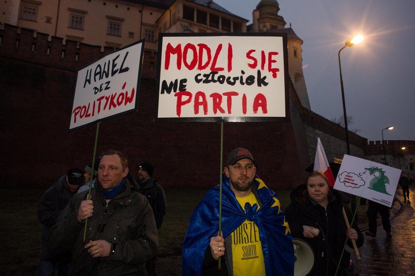 Prezes PIS przyjechał na Wawel na grób brata