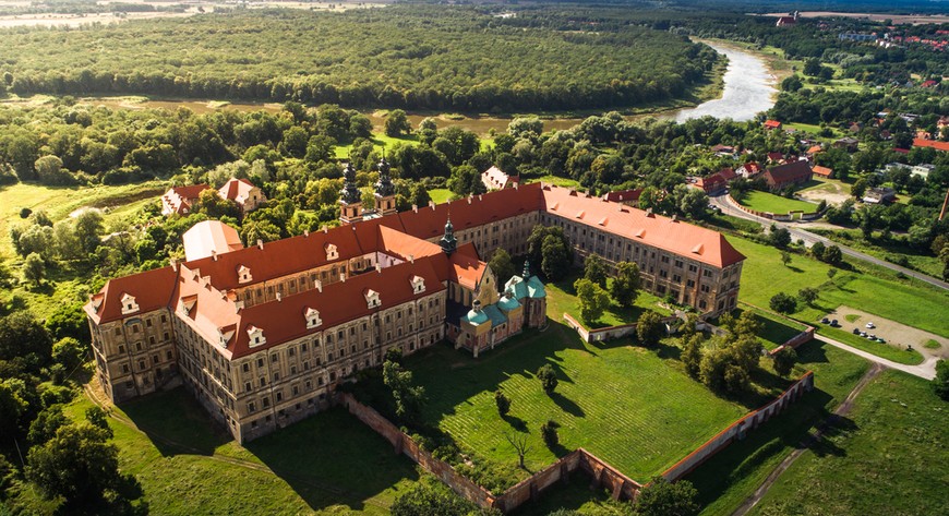 Opactwo Cystersów w Lubiążu to nie tylko architektoniczny skarb, ale także miejsce, które fascynuje bogatą historią i tajemnicami.