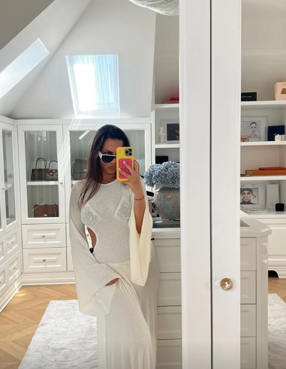 Žena Viktora Troickog u providnoj haljini