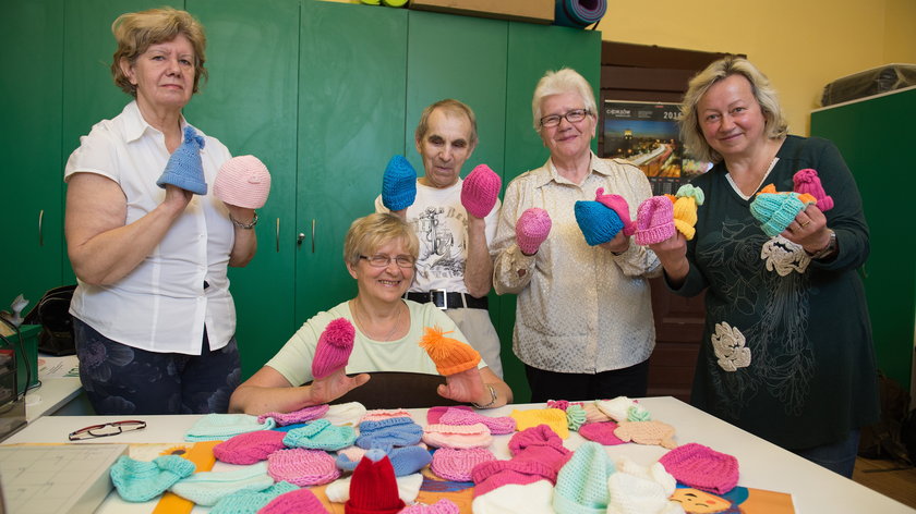 Seniorzy zrobili 60 czapeczek dla noworodków