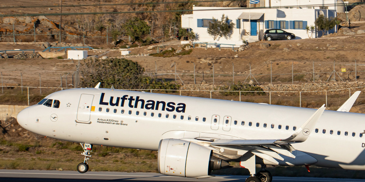 Od kilku tygodni niemieckie linie lotnicze Lufthansa mają duże problemy z obsługą pasażerów, szczególnie na największych lotniskach: we Frankfurcie i Monachium. Przewoźnik drastycznie zmniejszył ofertę lotów na lipiec i sierpień, a także ograniczył możliwość rezerwacji biletów: dostępne są jedynie najdroższe taryfy - opisuje w sobotę "Der Spiegel".