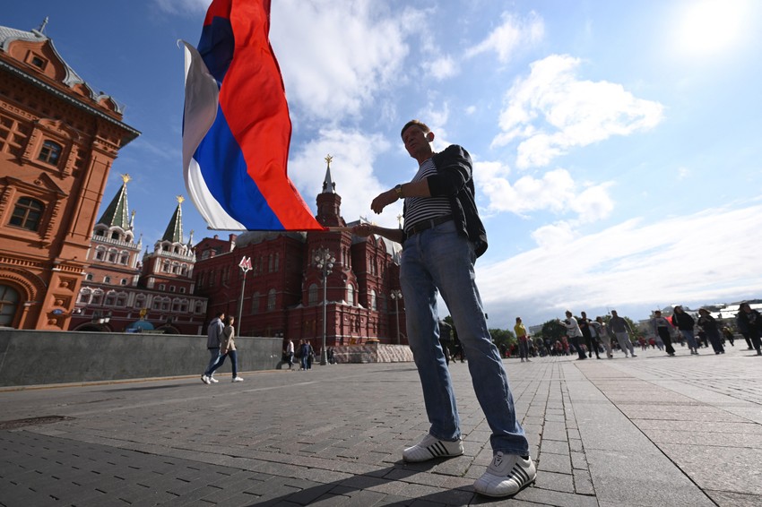 Čovek maše ruskom zastavom u Moskvi gde su u toku evakuacije