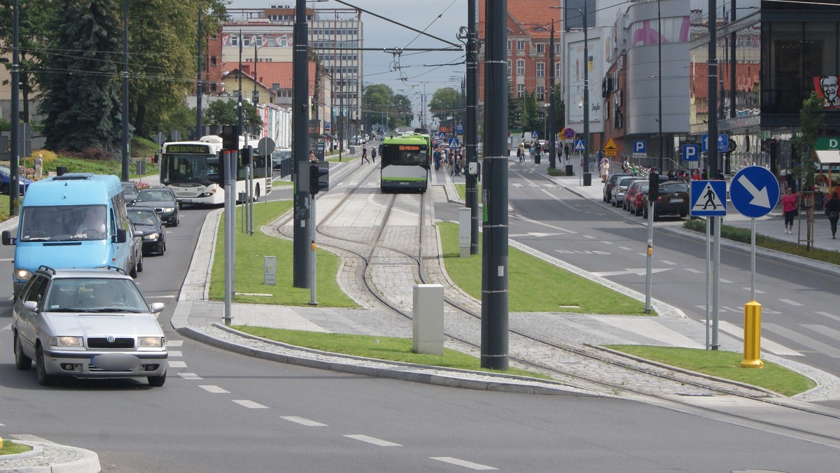 Wkrótce samochody ciężarowe w Olsztynie nie będą mogły wyprzedzać innych pojazdów na drogach, które posiadają dwa pasy w jedną stronę. To rozwiązanie ma zwiększyć bezpieczeństwo w mieście i poprawić płynność ruchu.