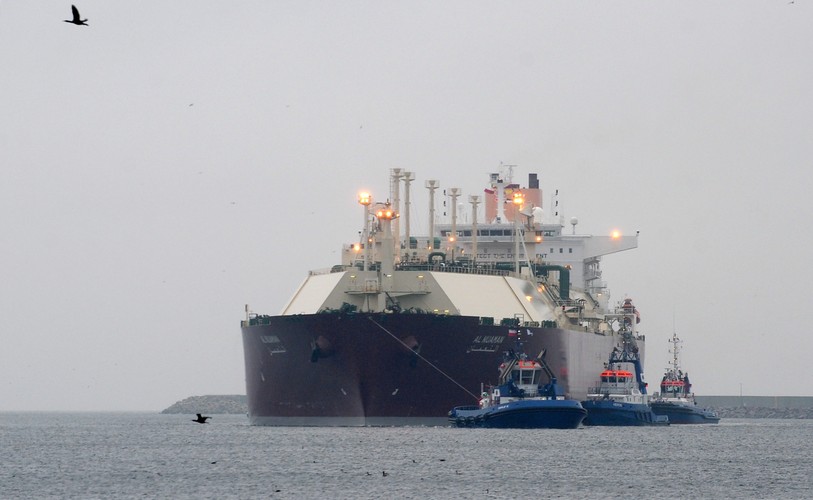 Metanowiec 'Al Nuaman' z katarskim LNG wpływa do basenu portowego terminalu LNG w Świnoujściu