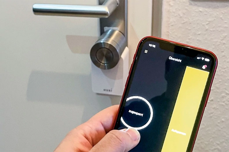 Po małym przeciągnięciu w aplikacji Nuki Smart Lock 3.0 otwiera drzwi