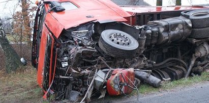 Tir zmiażdżył traktor pod Sieradzem