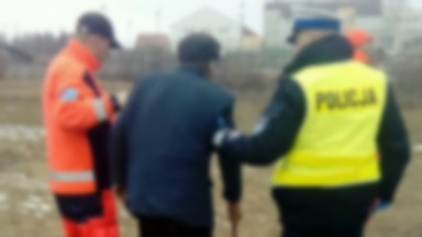 Starszy mieszkaniec świętokrzyskiego uratowany przez policję przed wychłodzeniem