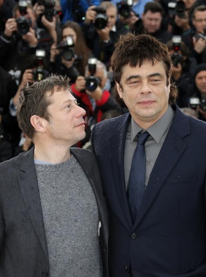Metju Amalrik (L) i Benisio del Toro