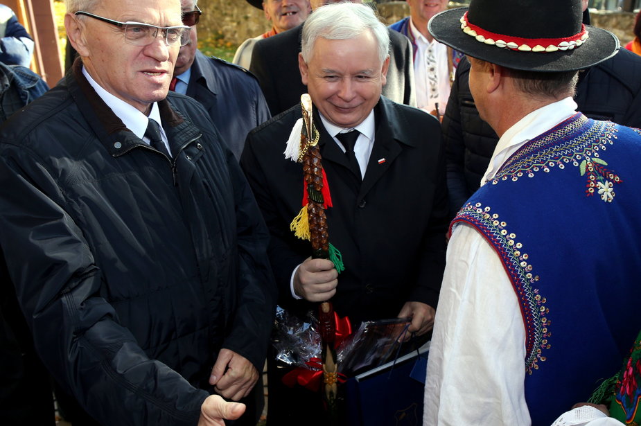 Prezes PiS Jarosław Kaczyński (C) i senator Stanisław Kogut (L) podczas wizyty w Krościenku nad Dunajcem (2015 r.)
