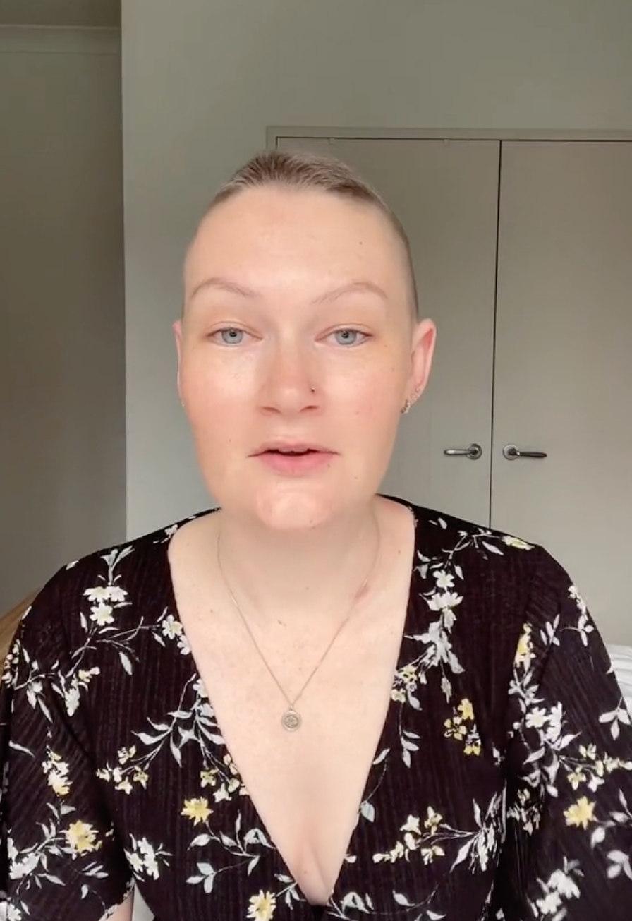 Amy si myslela, že ju koleno bolí z cvičenia.