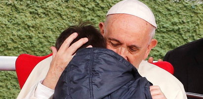 Chłopiec zapytał Franciszka, czy nieżyjący ojciec ateista trafił do nieba. Wzruszająca odpowiedź papieża
