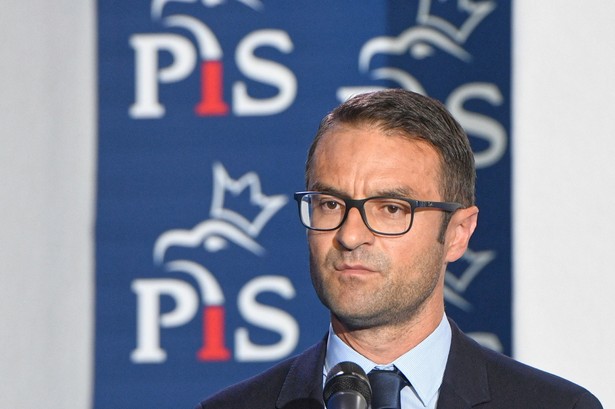 Szef sztabu wyborczego PiS Tomasz Poręba podczas konferencji prasowej.