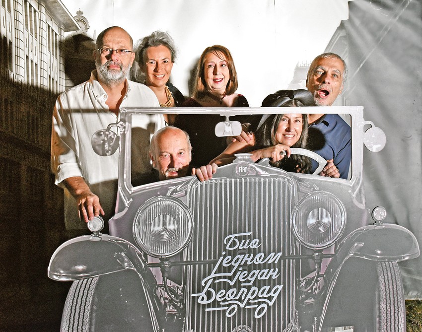 Urednički tim "Bio jednom jedan Beograd" sa kulisom automobila