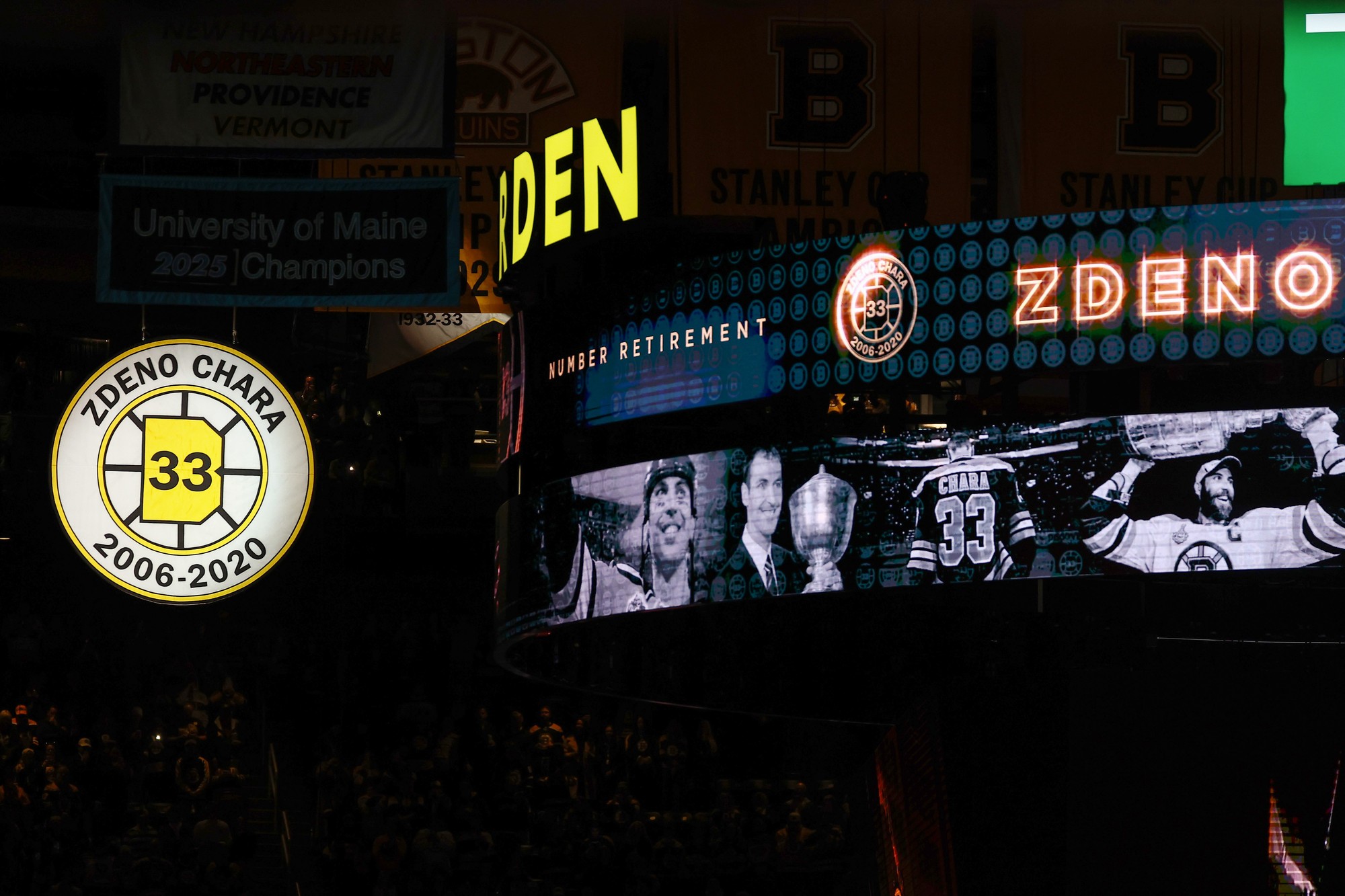 Dres slovenského hokejistu Zdena Cháru vyvesili pod strechou štadióna v Bostone. 