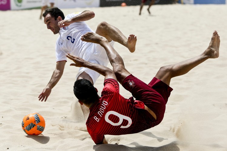 Na plaży, na plaży fajnie jest! Podczas 'Beach Soccer Mundialito' gra się bardzo efektownie