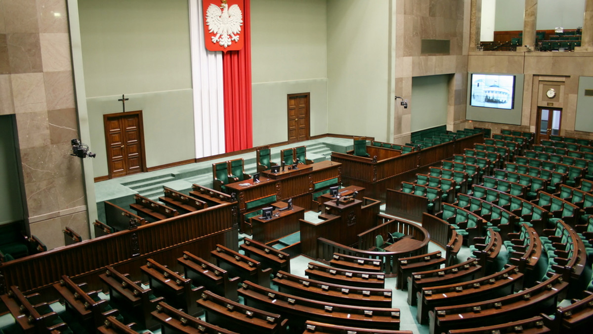 Sejmowa komisja finansów publicznych zarekomendowała w środę odrzucenie poprawek Senatu do zmian w prawie bankowym oraz ustawie o funduszach inwestycyjnych. Nowela ma dostosować przepisy do wyroku TK ws. pozbawienia ksiąg bankowych statusu dokumentu urzędowego.