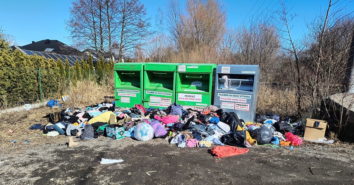 Tak wygląda „segregacja” tekstyliów w praktyce. Za daleko do PSZOK, dzikie wysypiska stałym elementem miejskiego krajobrazu