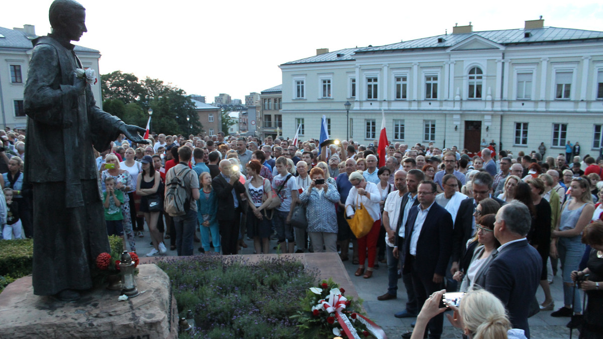 Władze świętokrzyskiej "Solidarności" wydały specjalne oświadczenie, w którym piszą o profanacji pamięci błogosławionego księdza Jerzego Popiełuszki. To właśnie przed pomnikiem kapłana zebrały się wczoraj tłumy kielczan, by zaprotestować przeciwko zmianom w sądownictwie. Związkowcom nie spodobało się szczególnie to, że wieniec złożyli tam działacze SLD.