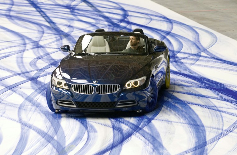 malowidło powstało specjalnie na potrzeby reklamowania nowej maszyny z Bawarii. Artystę w akcji nagrywało aż 45 kamer…