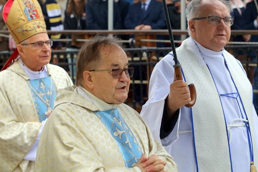 Częstochowa, 11.07.2020. Dyrektor Radia Maryja i Telewizji Trwam o. Tadeusz Rydzyk (C) podczas mszy XXIX Pielgrzymki Rodziny „Radia Maryja na Jasnej Górze, 11 bm