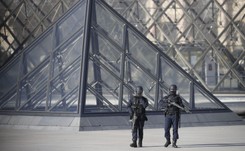 Strzały przed paryskim Luwrem. Mężczyzna z nożem krzyczał 'Allahu Akbar'