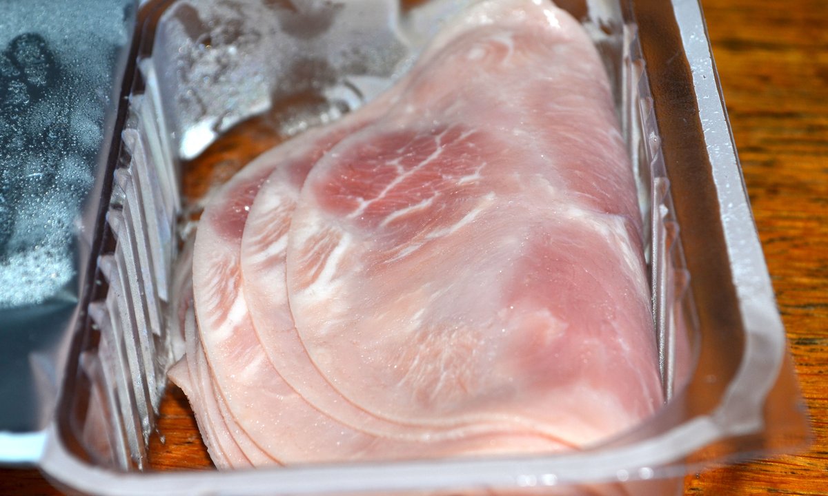 Uważaj na pakowane wędliny. Zagrożenie może ujawnić się choćby po 70 dniach