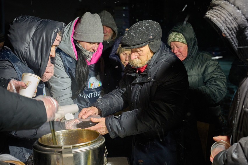 Volonteri hrišćanske zajednice dele besplatne tople obroke starijim osobama u Kijevu