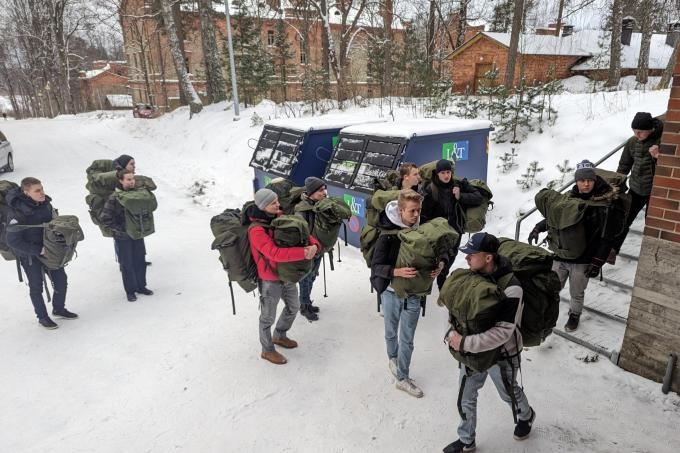 Rekruci zwracają swój ekwipunek