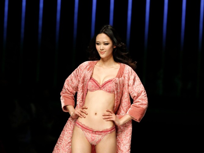 China Fashion Week - pokaz bielizny marki Eve's Temptation
