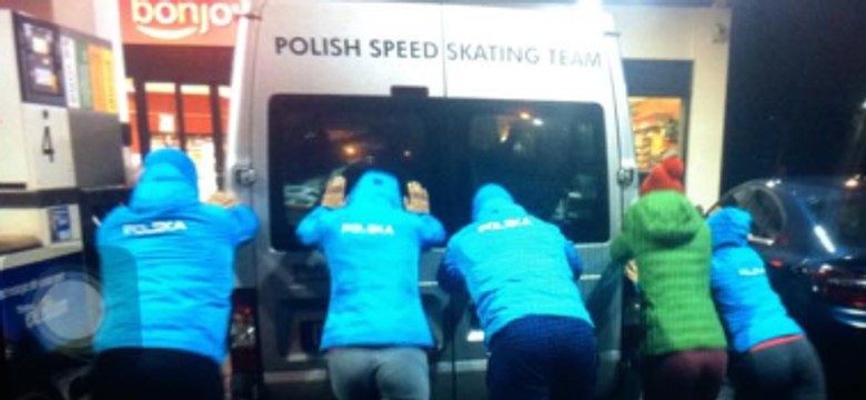 Polscy łyżwiarze szybcy pchali samochód w drodze na zawody PŚ w Heerenveen