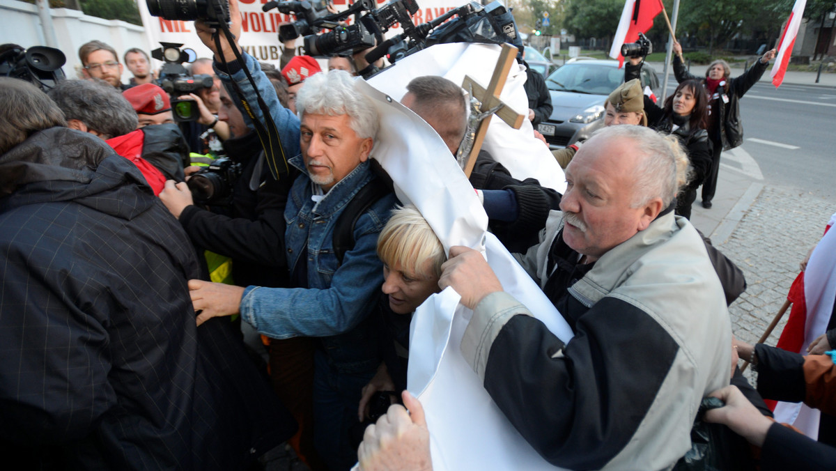 Kolejna ekshumacja jednej z ofiar katastrofy smoleńskiej. Zarzuty wobec rodziców zastępczych dwójki zmarłych dzieci. Chińskie okręty u wybrzeży spornych wysp. Wykształcenie polskich dziennikarzy oraz załamanie pogody. Sprawdź, co wydarzyło się w Polsce i na świecie?