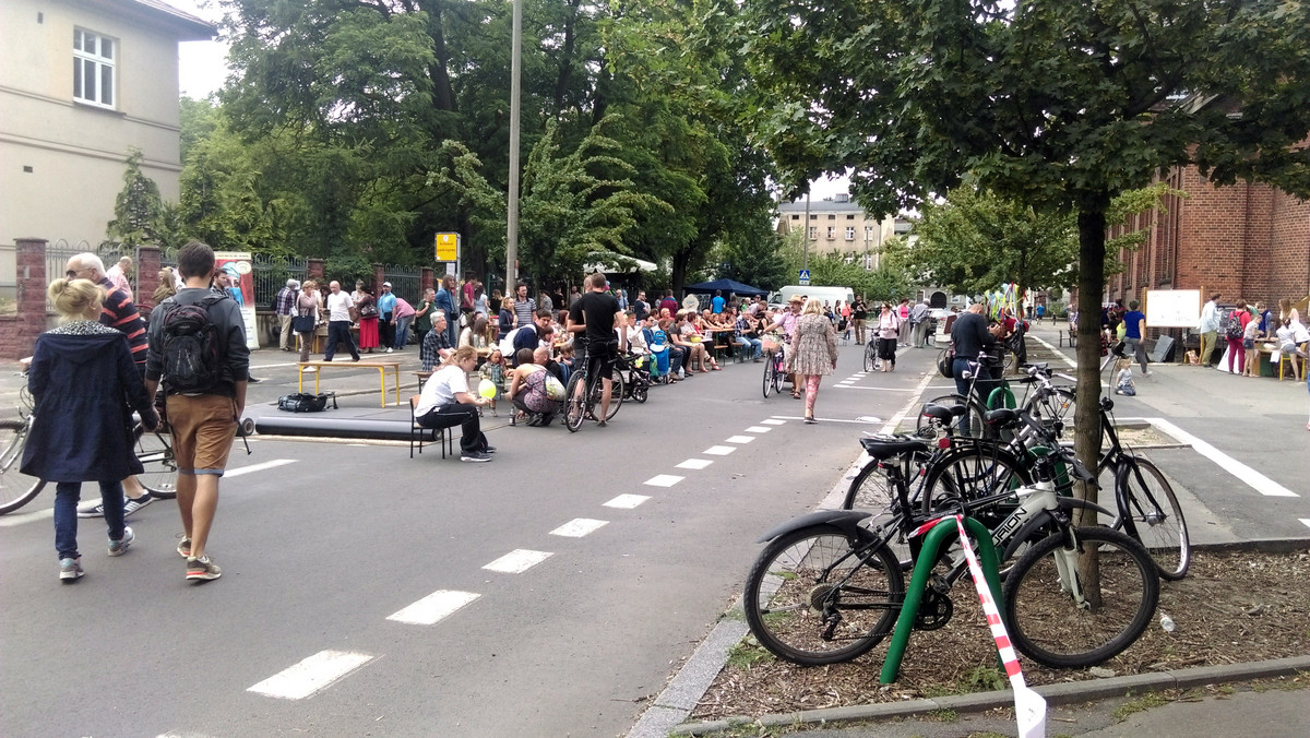 W miniony weekend w Poznaniu odbyły się Dni Jeżyc. Mieszkańcy integrowali się podczas ulicznego festynu oraz wspólnie planowali przyszłość tej dzielnicy. Wybrano godło Jeżyc, powstał także zalążek jeżyckiej konstytucji.