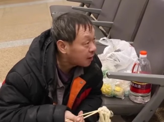 Ovaj Kinez već 14 godina živi na aerodromu u Pekingu