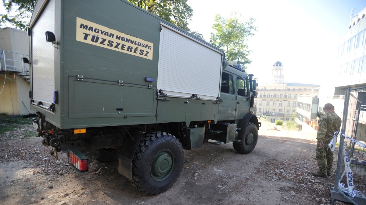Breaking! Robbanóeszközt találtak Gödöllőn, környékbeli házakat ürítettek ki a rendőrök