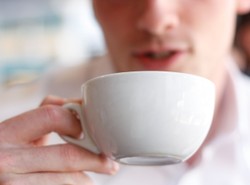 Kawa wzmaga wstydliwą dolegliwość u mężczyzn