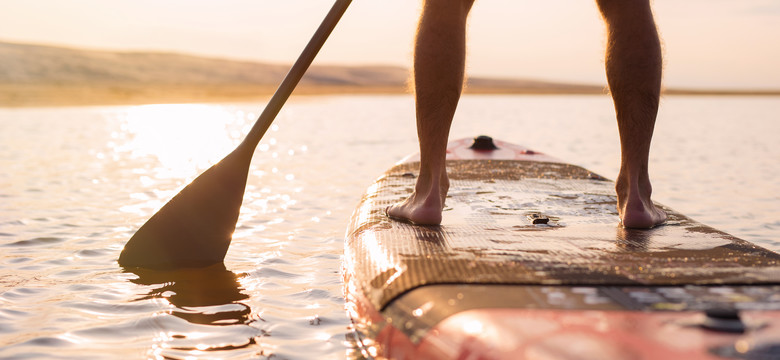 Łatwiejszy niż surfing, zapewnia frajdę jak kajak. Pływanie na SUP-ie to świetny pomysł na aktywność nad wodą