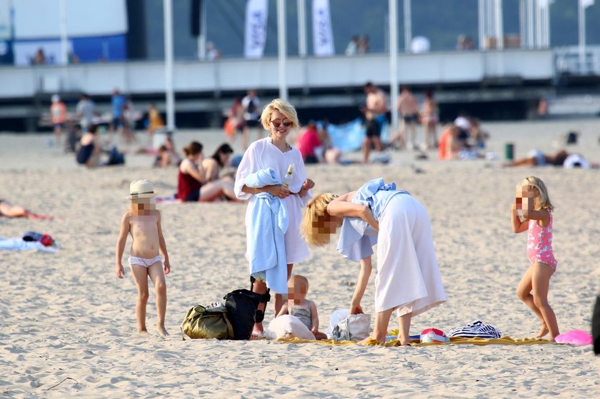 Marieta Żukowska z córką nad morzem