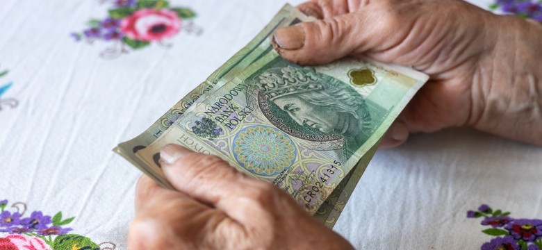 6246,13 zł dla tej grupy osób. Kto może się ubiegać o świadczenie honorowe?