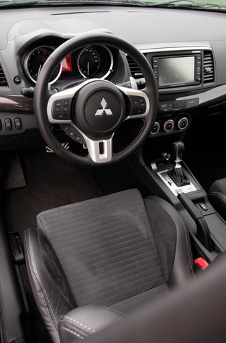 Kubełkowe fotele Recaro to standard. Świetnie trzymają tułów i są wygodne nawet na długich trasach