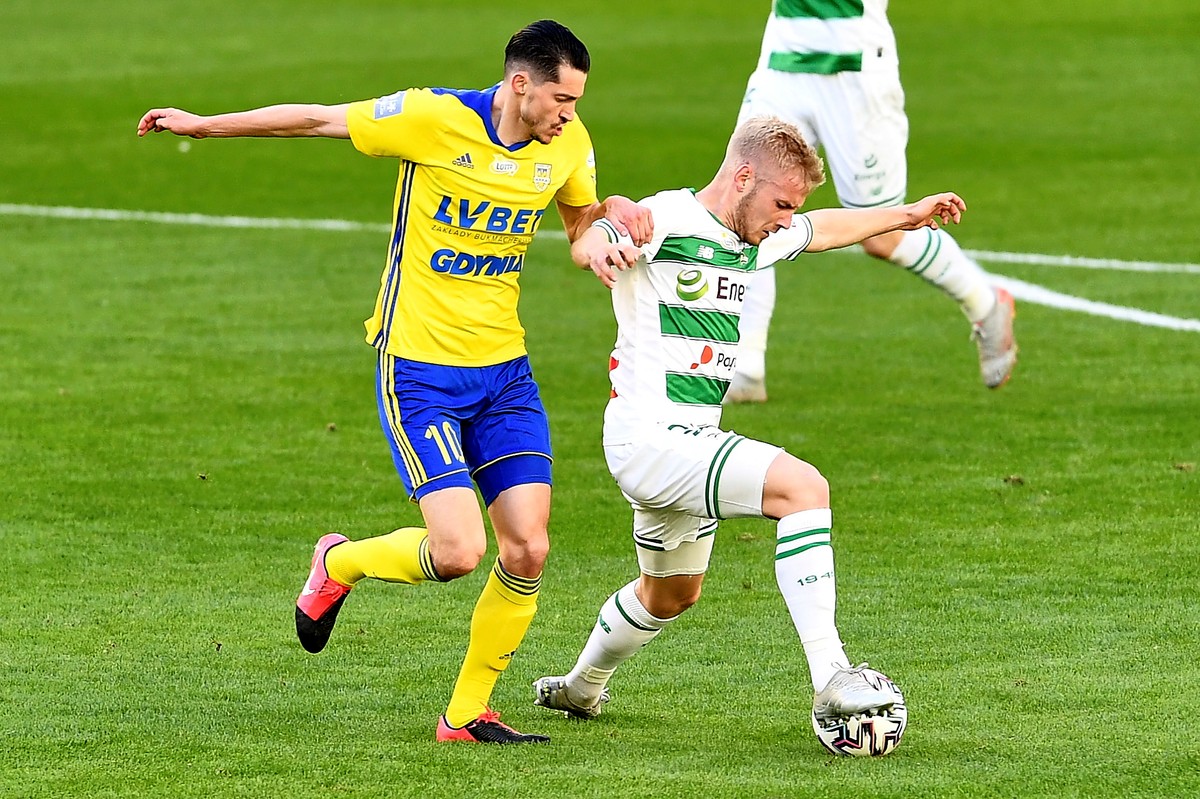 Piłkarz Lechii Gdańsk Tomasz Makowski (P) i Marko Vejinović (L) z Arki Gdynia podczas meczu Ekstraklasy