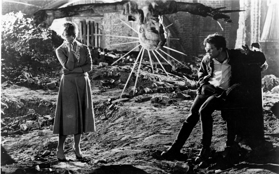 "Popiół i diament", reż. Andrzej Wajda, 1958 r. Ewa Krzyżewska i Zbigniew Cybulski w scenie z filmu