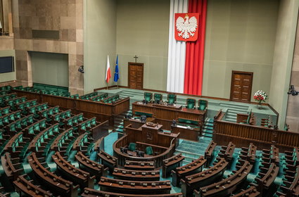 Posłowie w Sejmie z zarzutami prokuratorskimi. Czy chroni ich już immunitet?