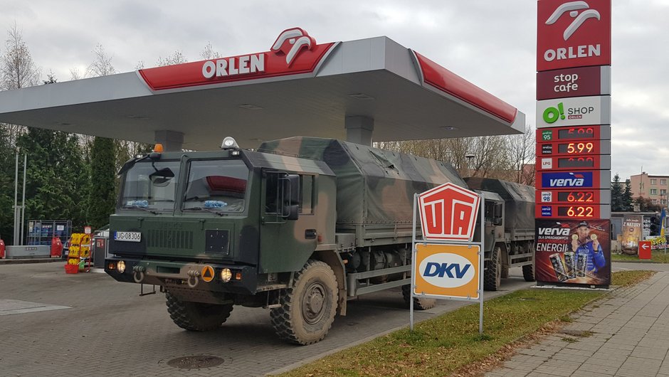 Wojskowe ciężarówki tankują na Orlenie w Hajnówce