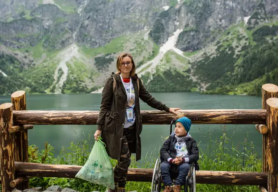 5-letni chłopiec na wózku sprząta Tatry ♥ A turyści dają mu swoje śmieci...