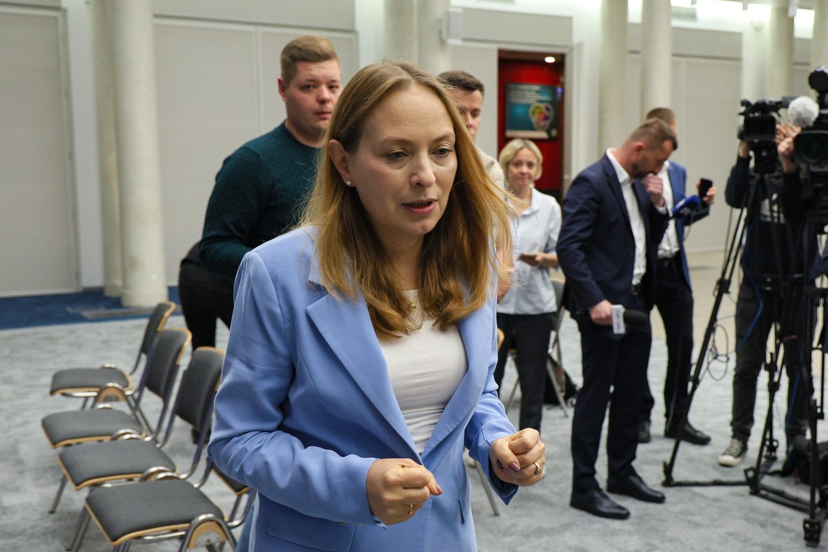 Minister funduszy i polityki regionalnej Katarzyna Pełczyńska-Nałęcz podczas konferencji prasowej w siedzibie resortu w Warszawie.