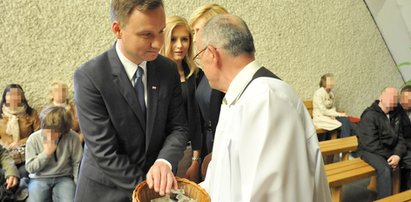 Duda dał stówę na tacę i zwyciężył